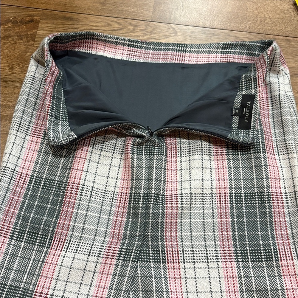 Talbots Wool Blend Skirt 10P. Fully Lined. Gray, pink, red. Like new. - Picture 7 of 8